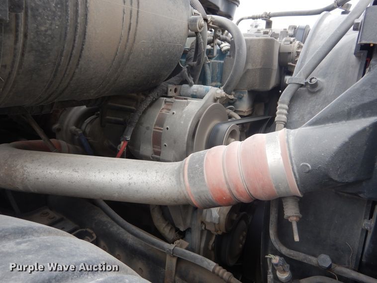 image for item IV9540 2004 International 4300  flatbed truck