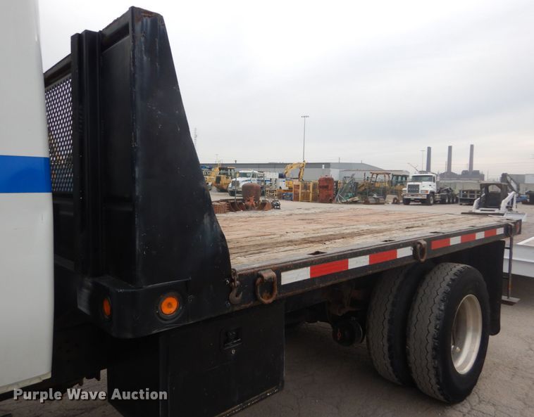 image for item IV9540 2004 International 4300  flatbed truck