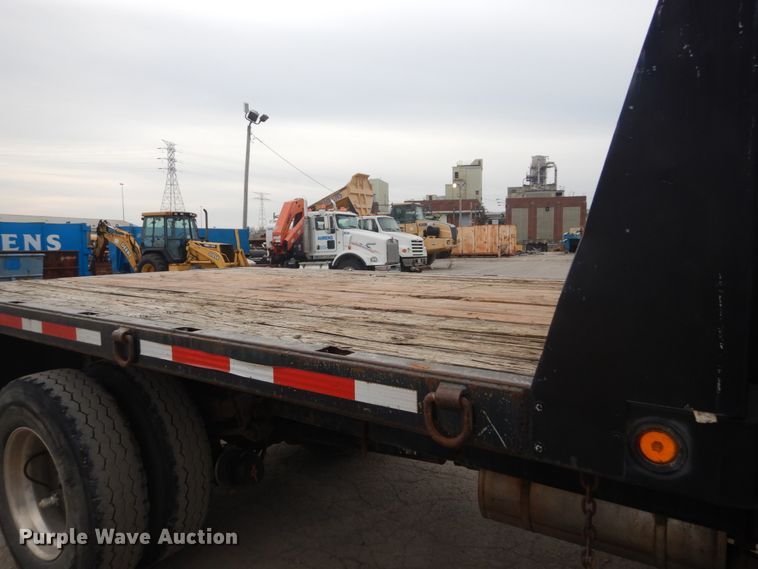 image for item IV9540 2004 International 4300  flatbed truck