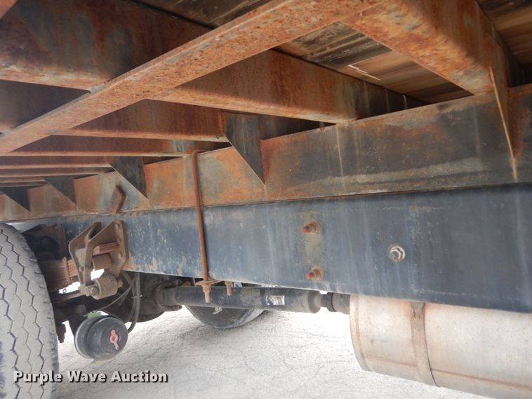 image for item IV9540 2004 International 4300  flatbed truck