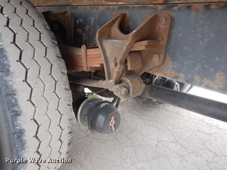 image for item IV9540 2004 International 4300  flatbed truck