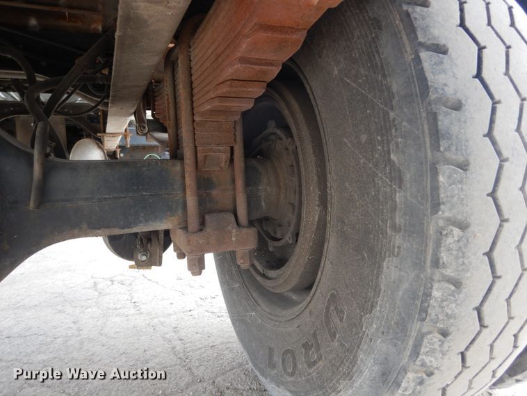 image for item IV9540 2004 International 4300  flatbed truck