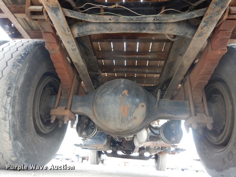 image for item IV9540 2004 International 4300  flatbed truck