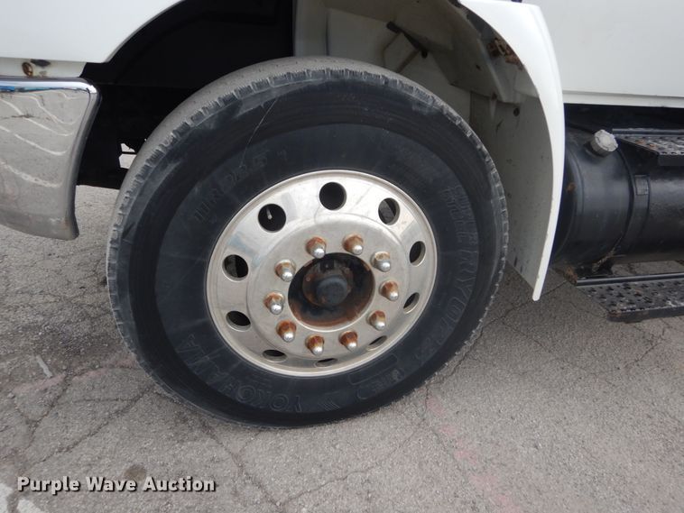 image for item IV9540 2004 International 4300  flatbed truck