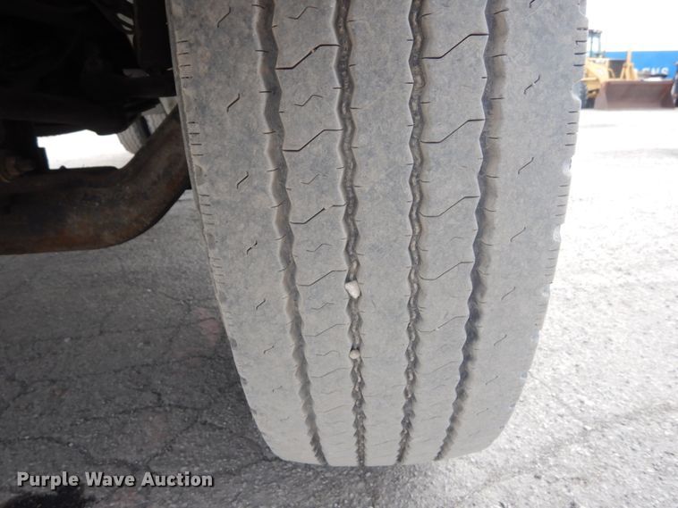 image for item IV9540 2004 International 4300  flatbed truck