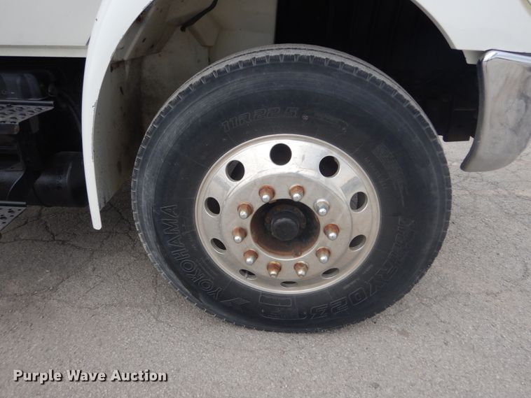 image for item IV9540 2004 International 4300  flatbed truck