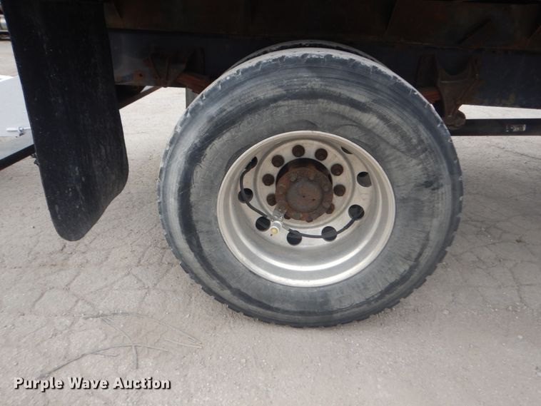 image for item IV9540 2004 International 4300  flatbed truck