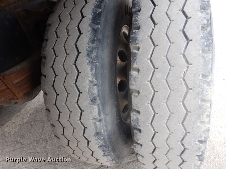 image for item IV9540 2004 International 4300  flatbed truck