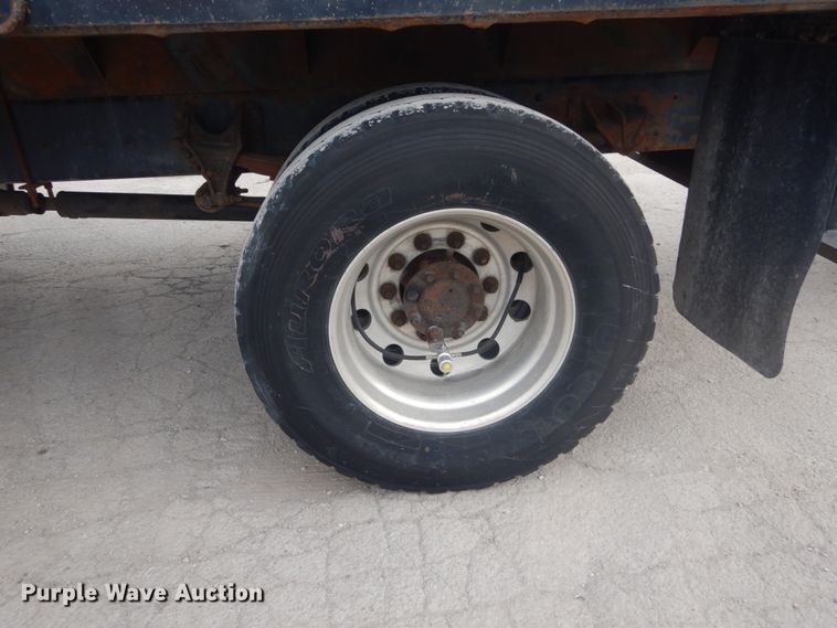 image for item IV9540 2004 International 4300  flatbed truck