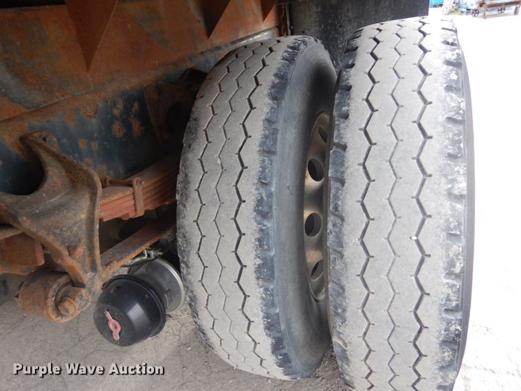 image for item IV9540 2004 International 4300  flatbed truck