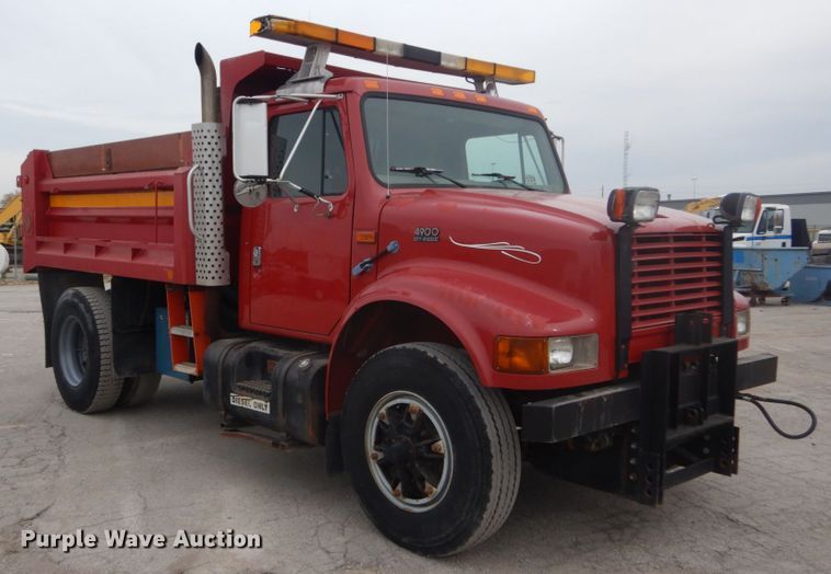 image for item IV9542 1999 International 4900  dump truck