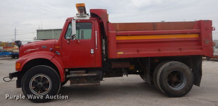 image for item IV9542 1999 International 4900  dump truck