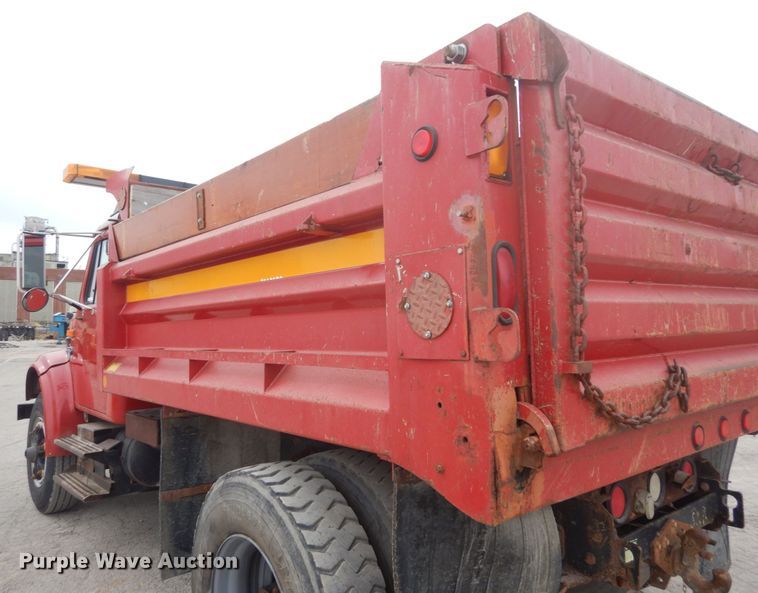 image for item IV9542 1999 International 4900  dump truck