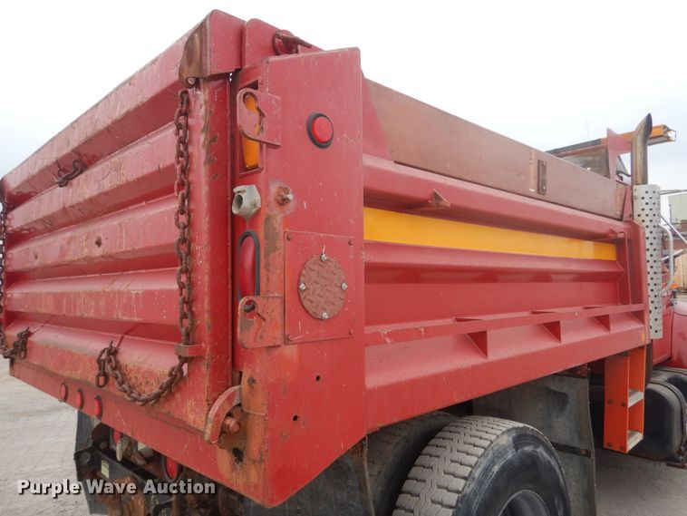 image for item IV9542 1999 International 4900  dump truck
