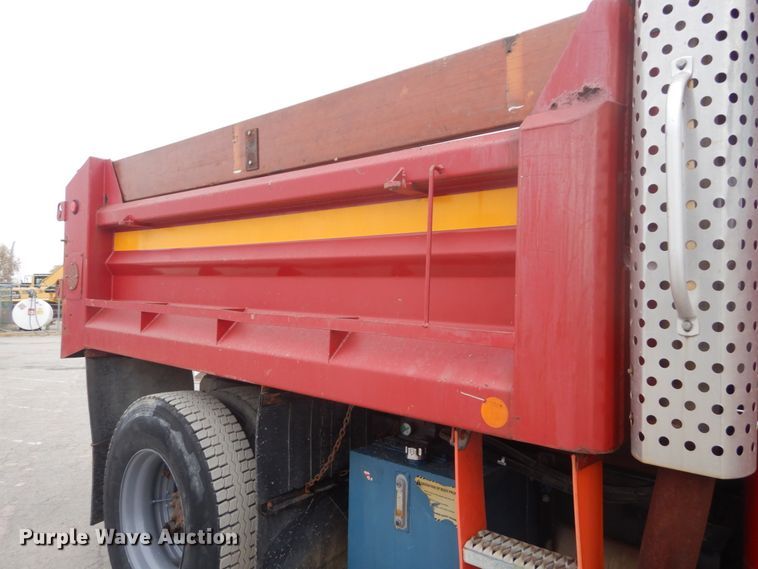 image for item IV9542 1999 International 4900  dump truck