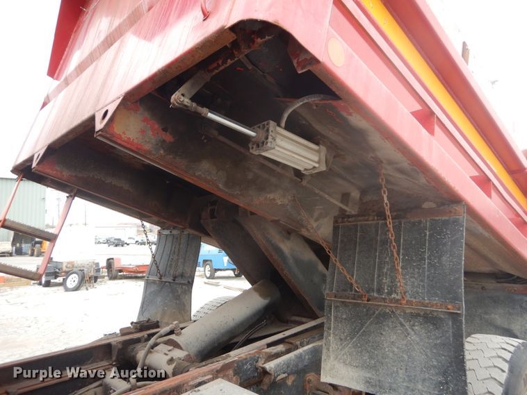 image for item IV9542 1999 International 4900  dump truck