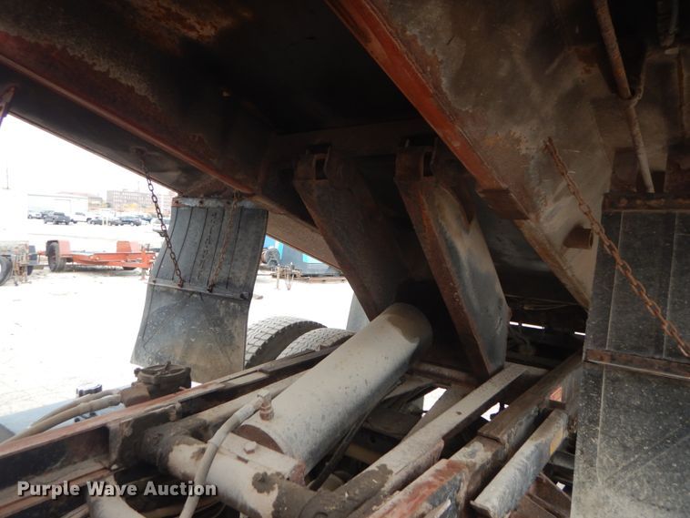 image for item IV9542 1999 International 4900  dump truck