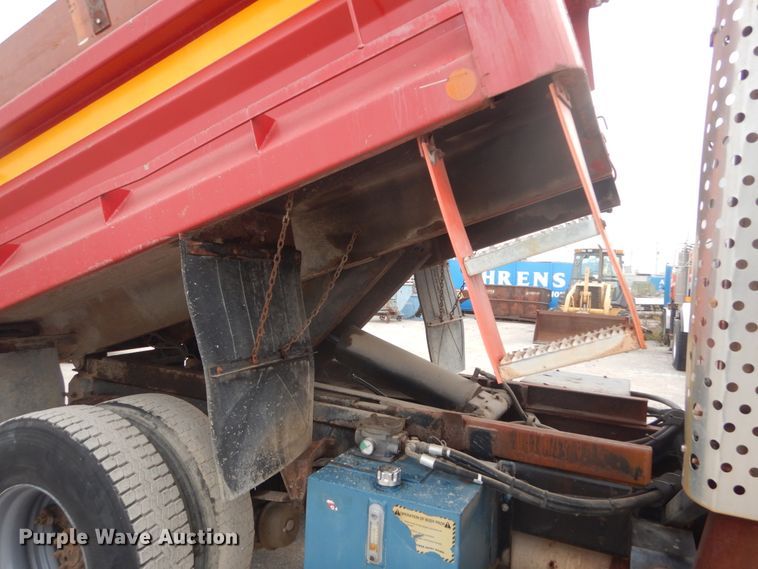 image for item IV9542 1999 International 4900  dump truck