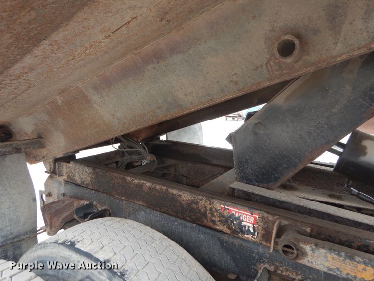 image for item IV9542 1999 International 4900  dump truck