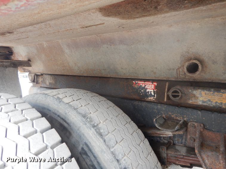 image for item IV9542 1999 International 4900  dump truck