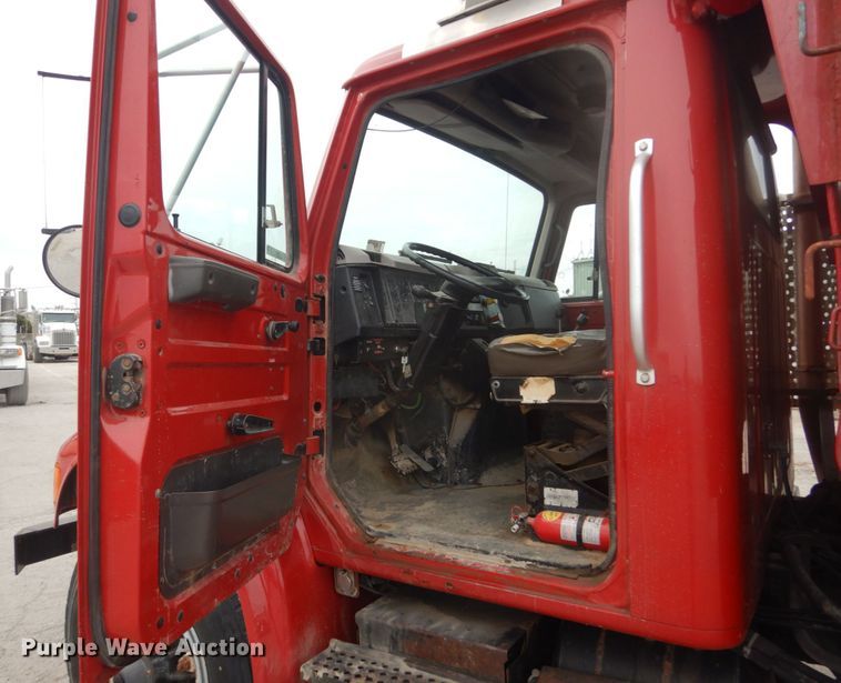 image for item IV9542 1999 International 4900  dump truck