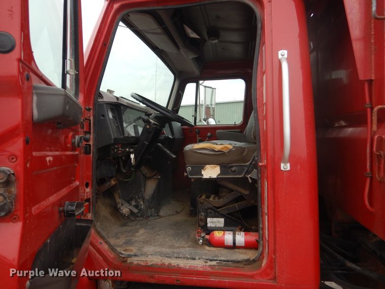 image for item IV9542 1999 International 4900  dump truck