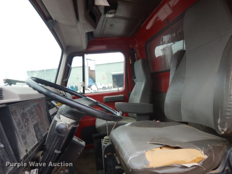 image for item IV9542 1999 International 4900  dump truck