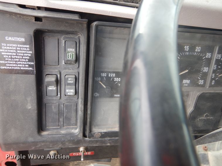 image for item IV9542 1999 International 4900  dump truck