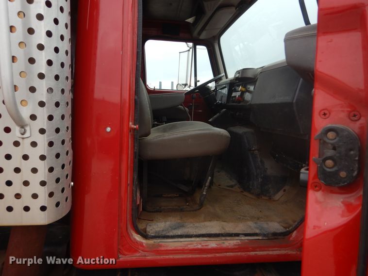 image for item IV9542 1999 International 4900  dump truck