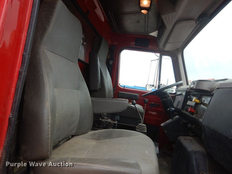 image for item IV9542 1999 International 4900  dump truck