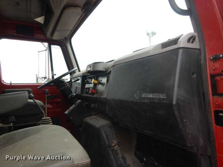 image for item IV9542 1999 International 4900  dump truck