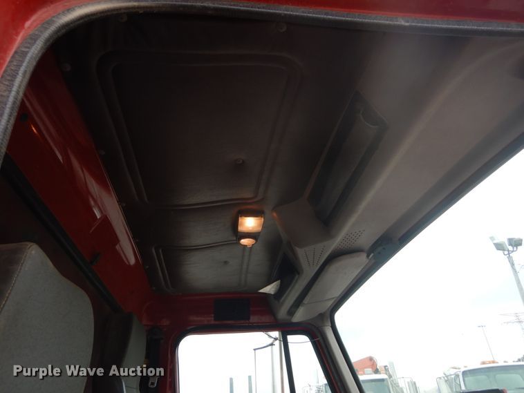 image for item IV9542 1999 International 4900  dump truck