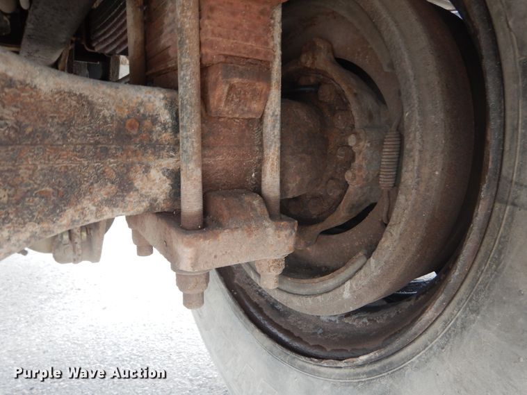 image for item IV9542 1999 International 4900  dump truck