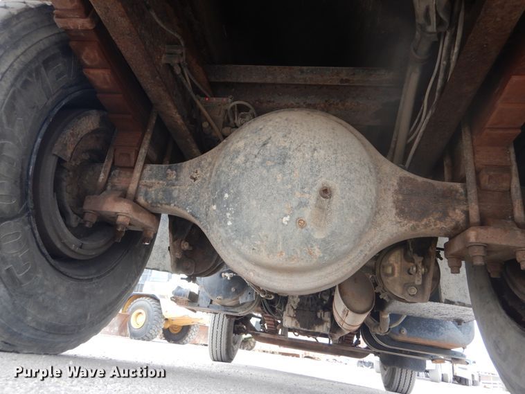 image for item IV9542 1999 International 4900  dump truck