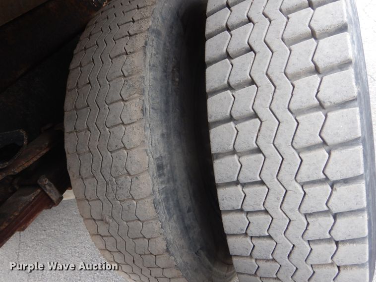 image for item IV9542 1999 International 4900  dump truck