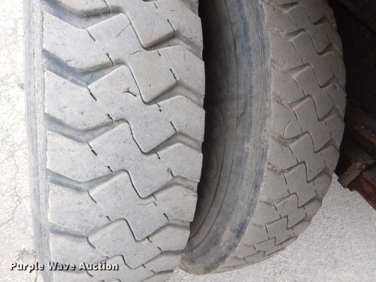 image for item IV9542 1999 International 4900  dump truck