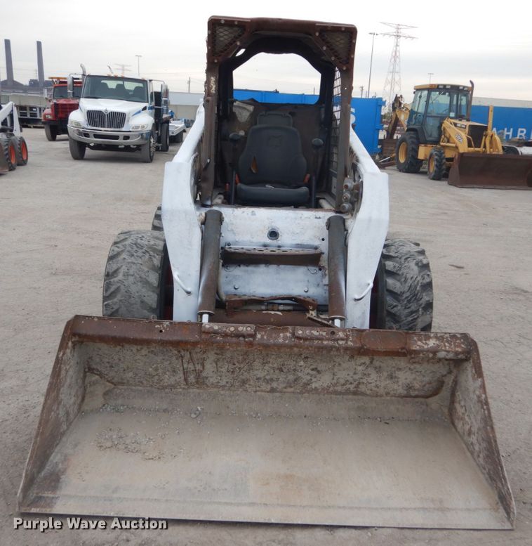 image for item IV9544 2005 Bobcat S220  skid steer loader