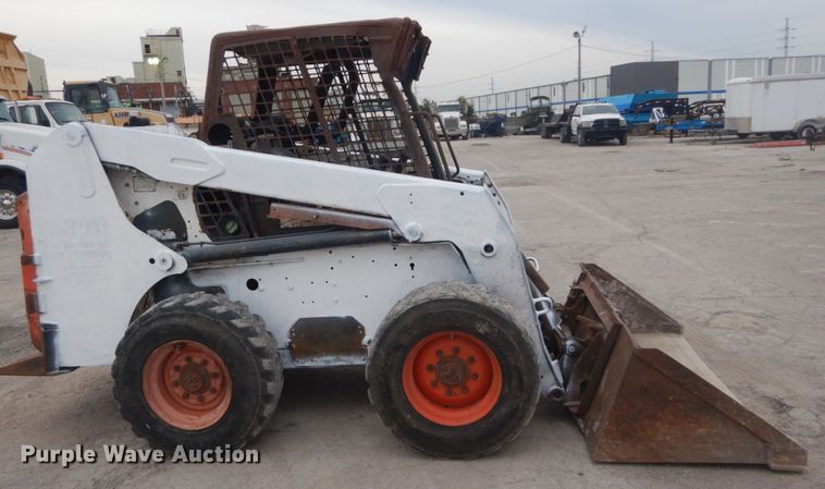 image for item IV9544 2005 Bobcat S220  skid steer loader