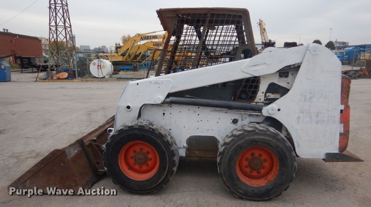 image for item IV9544 2005 Bobcat S220  skid steer loader