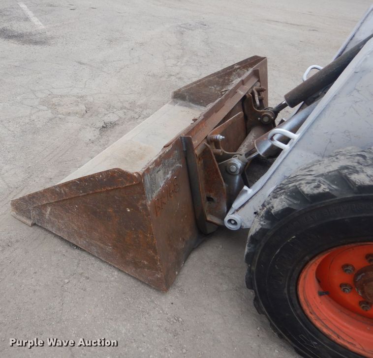 image for item IV9544 2005 Bobcat S220  skid steer loader