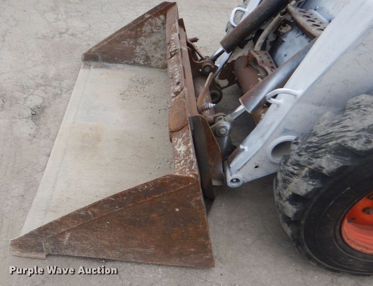 image for item IV9544 2005 Bobcat S220  skid steer loader