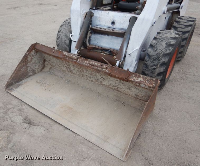 image for item IV9544 2005 Bobcat S220  skid steer loader