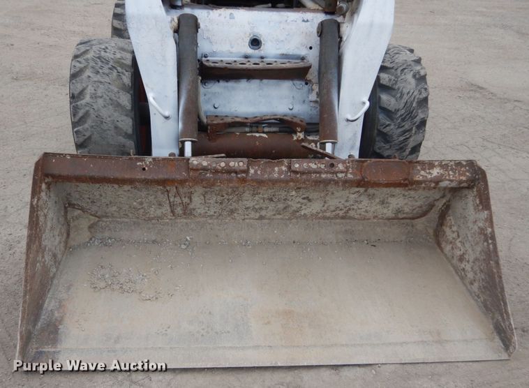 image for item IV9544 2005 Bobcat S220  skid steer loader