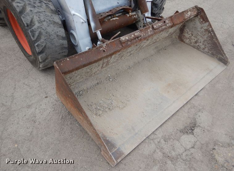 image for item IV9544 2005 Bobcat S220  skid steer loader