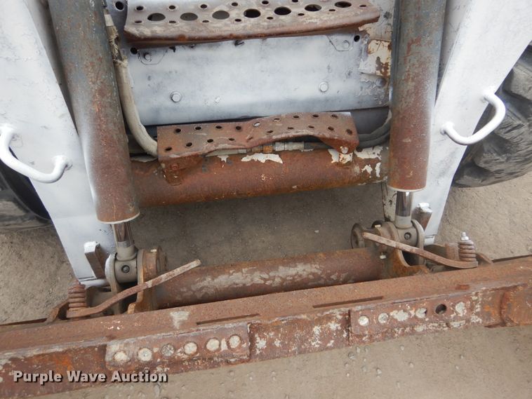 image for item IV9544 2005 Bobcat S220  skid steer loader