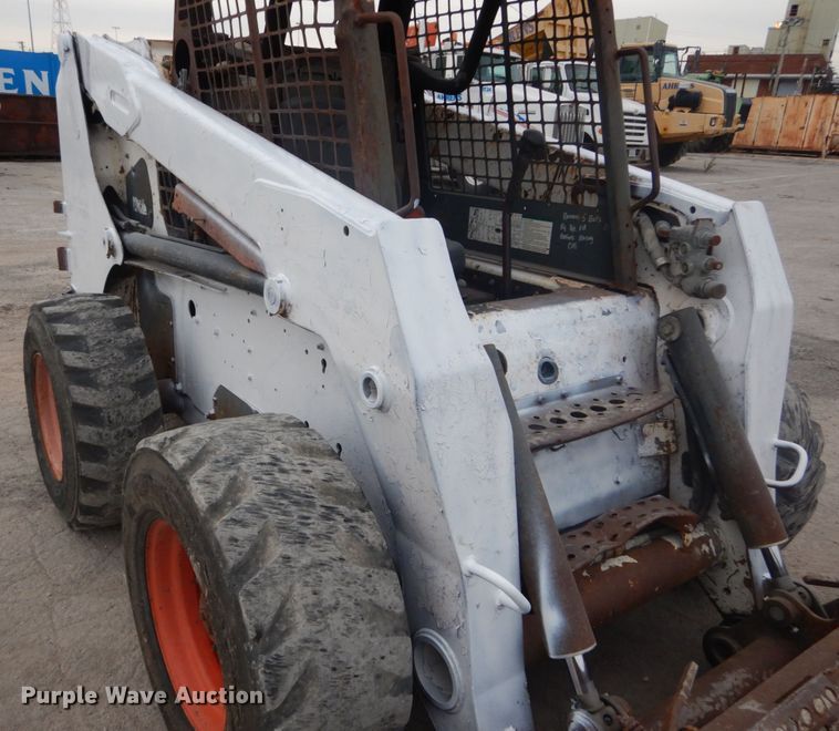image for item IV9544 2005 Bobcat S220  skid steer loader