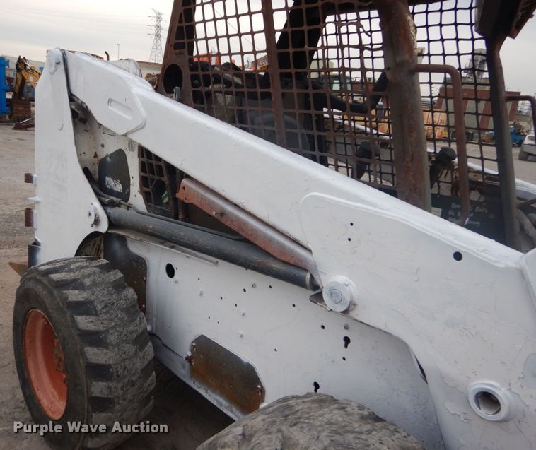 image for item IV9544 2005 Bobcat S220  skid steer loader
