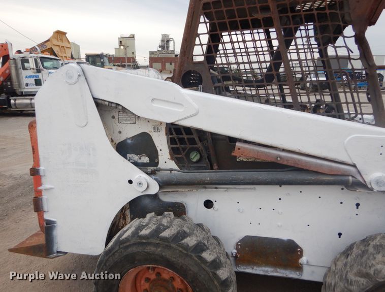 image for item IV9544 2005 Bobcat S220  skid steer loader