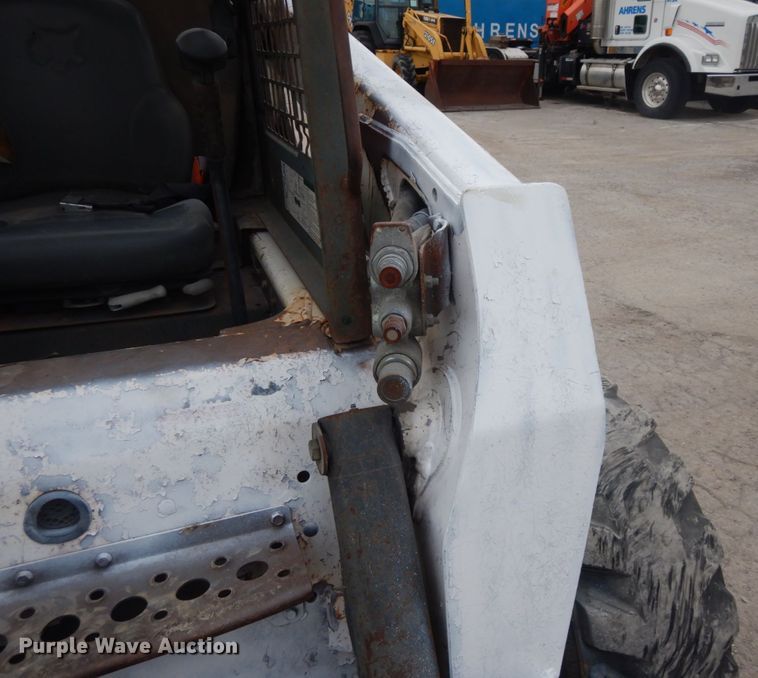 image for item IV9544 2005 Bobcat S220  skid steer loader