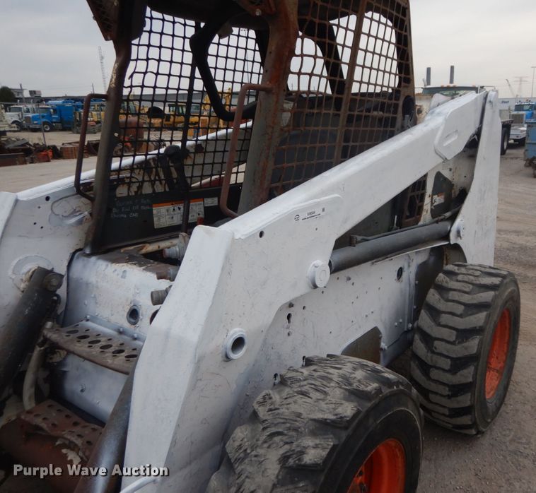 image for item IV9544 2005 Bobcat S220  skid steer loader